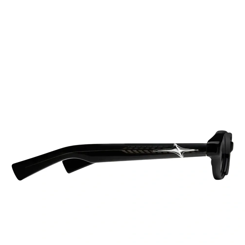 Очки в овальной оправе