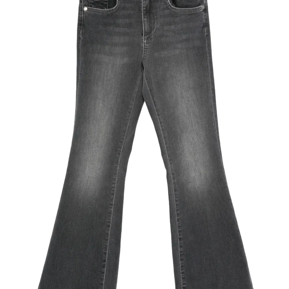 Джинсы-клёш с пятью карманами