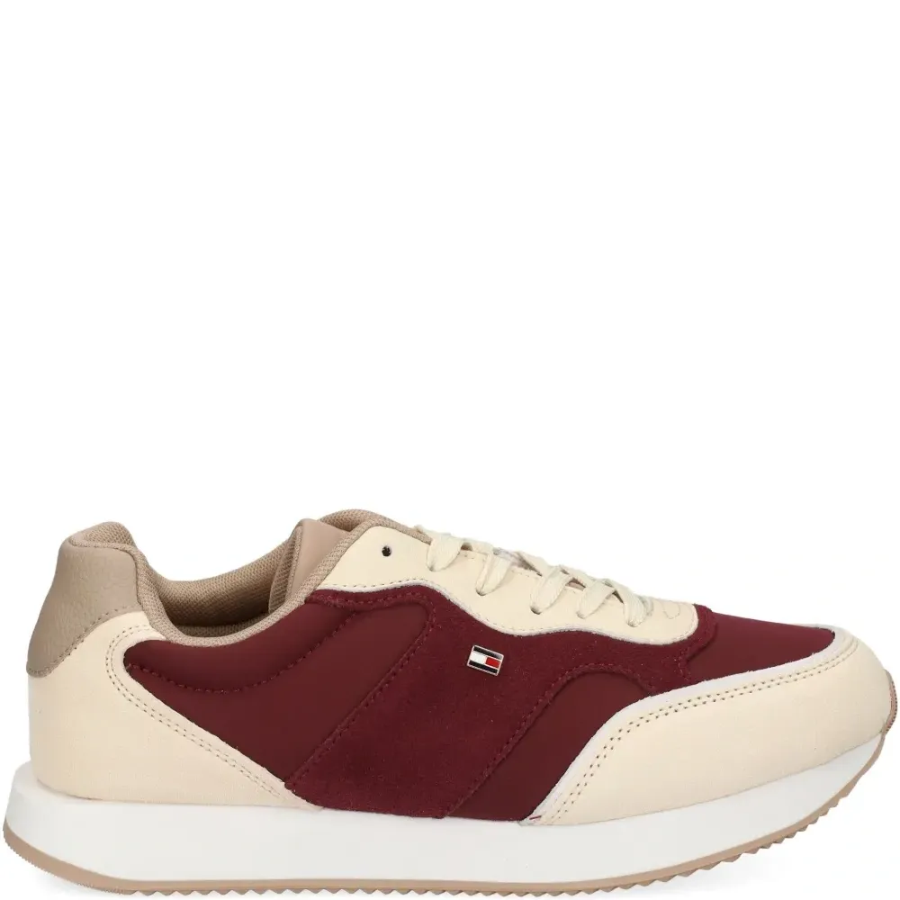 Кроссовки с логотипом