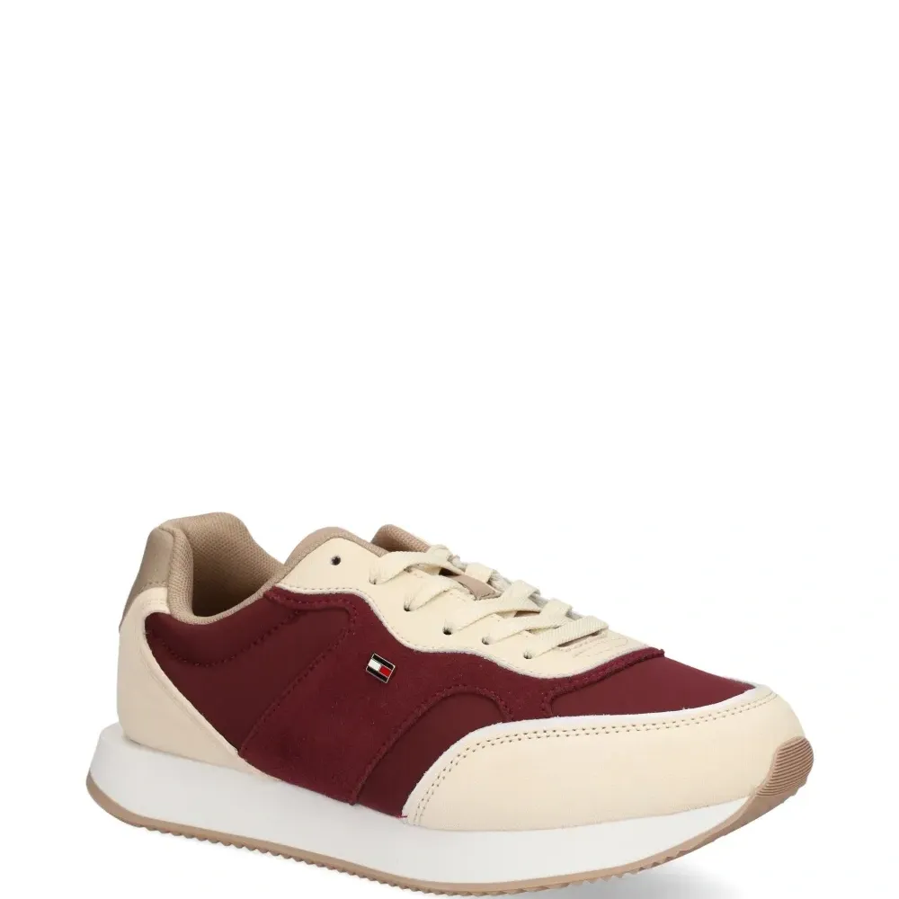 Кроссовки с логотипом