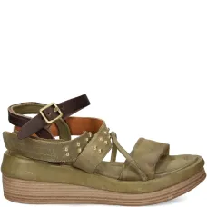 Сандалии Shiloh с ремешком, украшенным заклёпками Сандалии Shiloh с ремешком, украшенным заклёпками