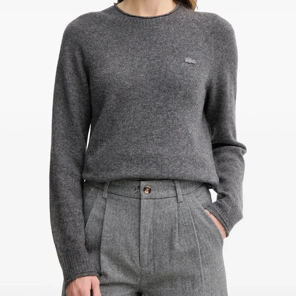 Свитер с вязаным логотипом в 3D