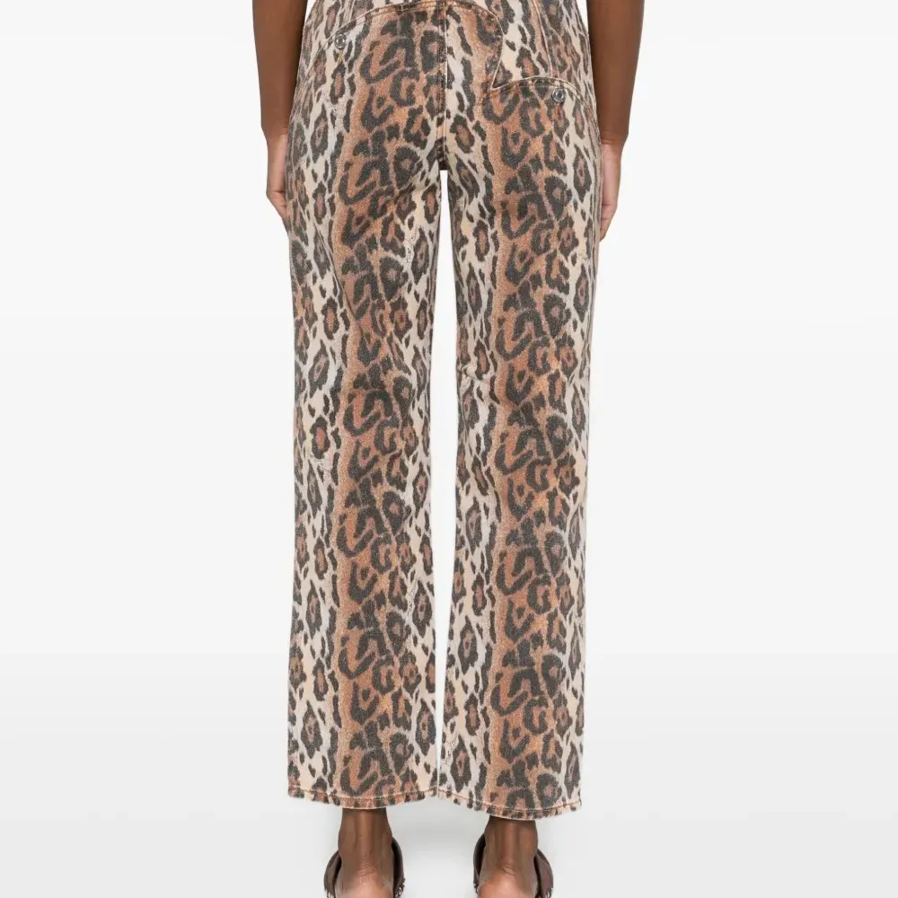 Джинсы с анималистичным принтом Джинсы с анималистичным принтом