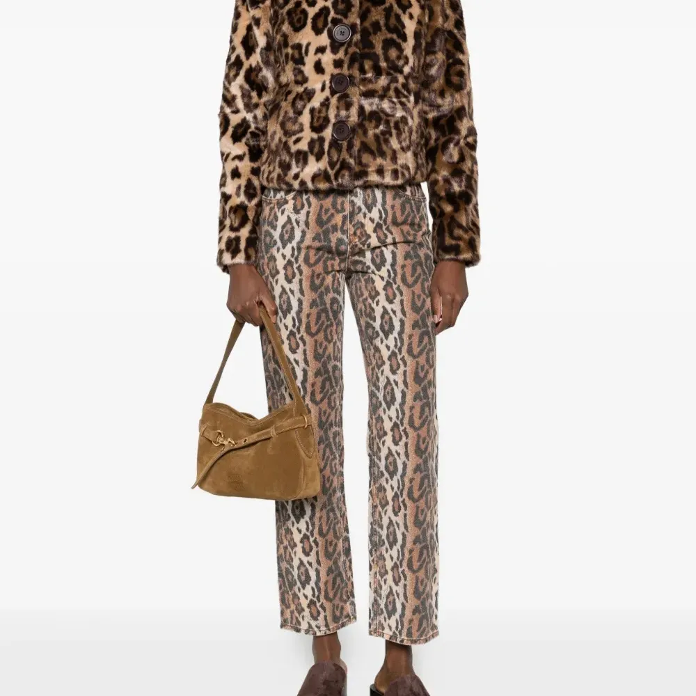 Джинсы с анималистичным принтом Джинсы с анималистичным принтом