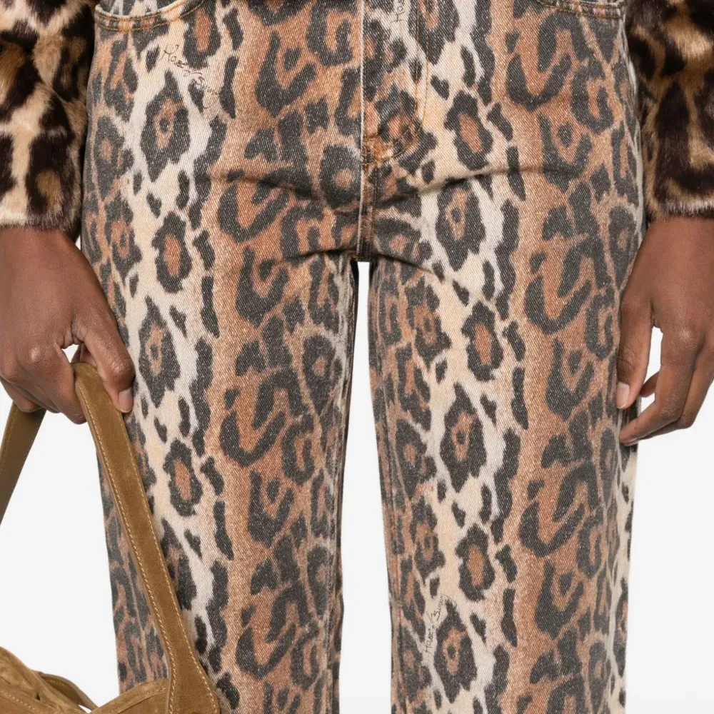 Джинсы с анималистичным принтом Джинсы с анималистичным принтом