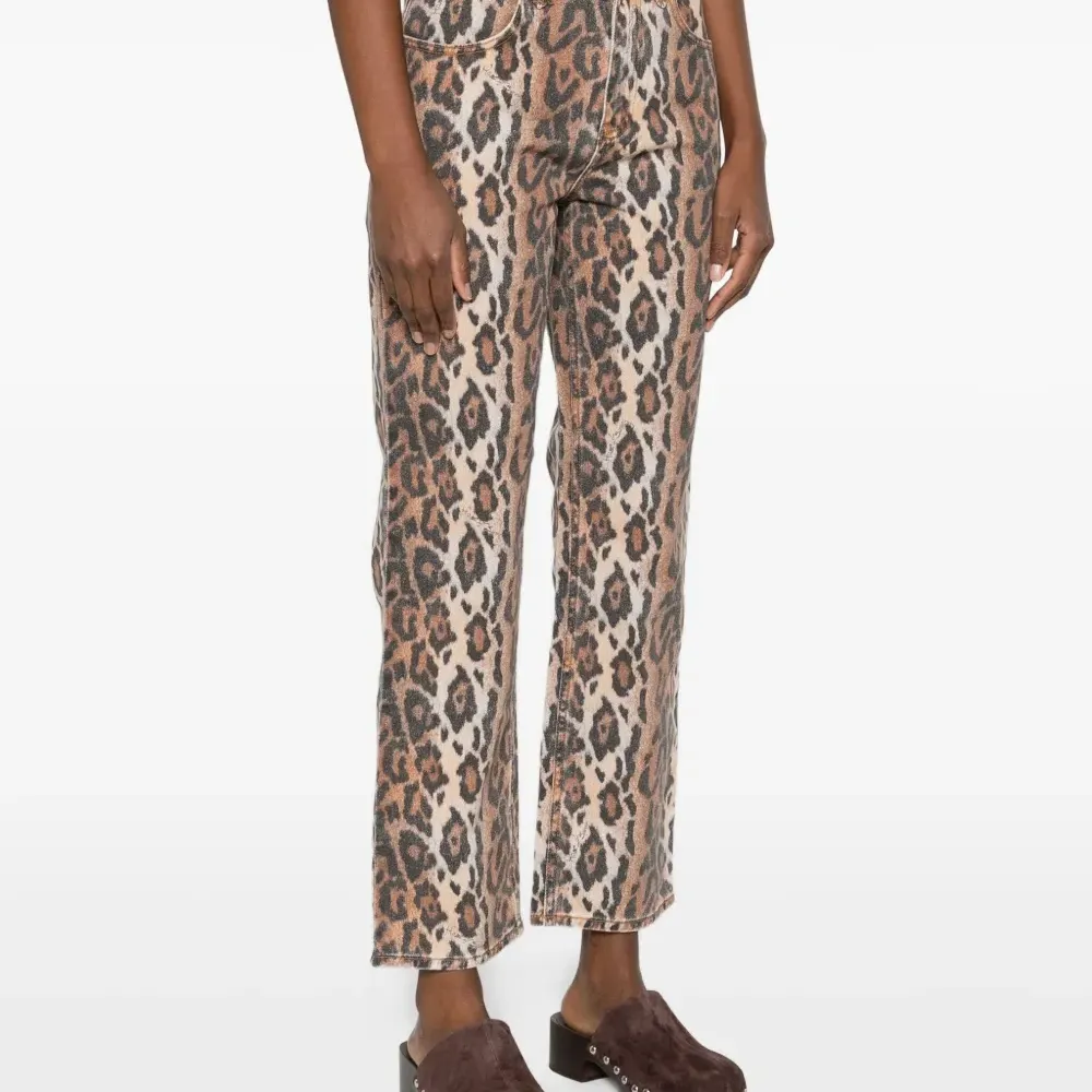 Джинсы с анималистичным принтом Джинсы с анималистичным принтом