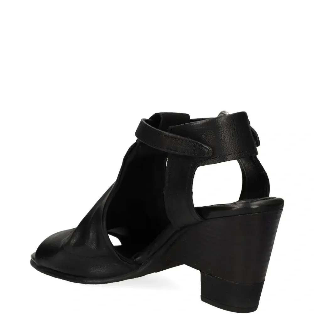 Сандалии с пряжкой