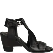 Сандалии с пряжкой