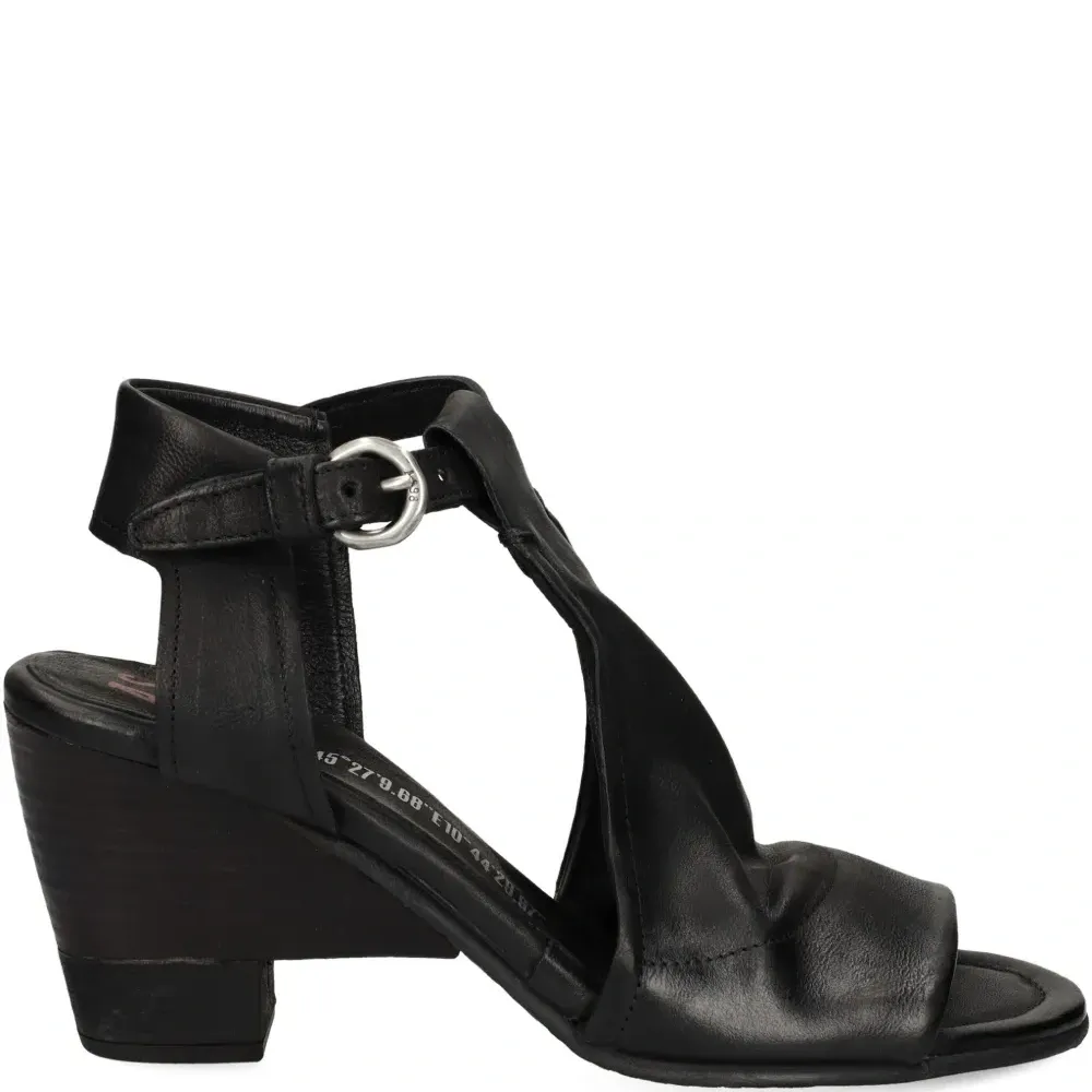 Сандалии с пряжкой