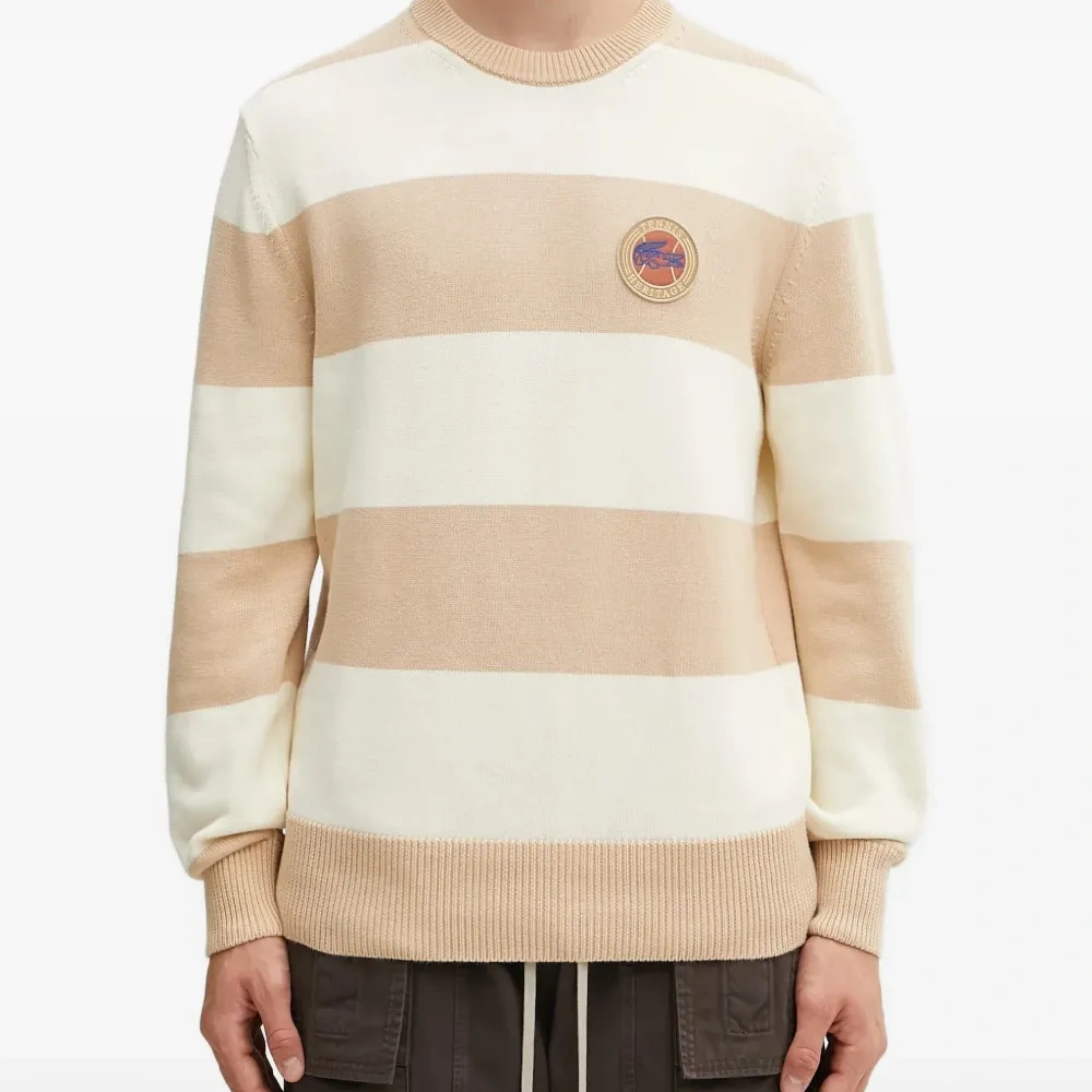 Свитер с нашивкой и полосками Свитер с нашивкой и полосками