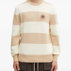 Свитер с нашивкой и полосками