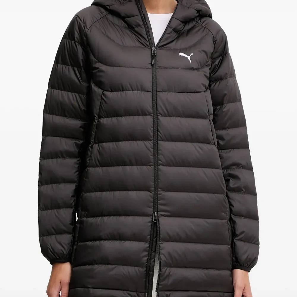 Пуховик с капюшоном и логотипом