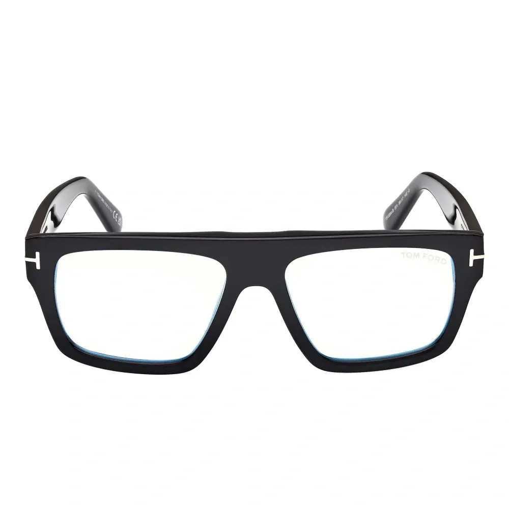 Очки в квадратной оправе