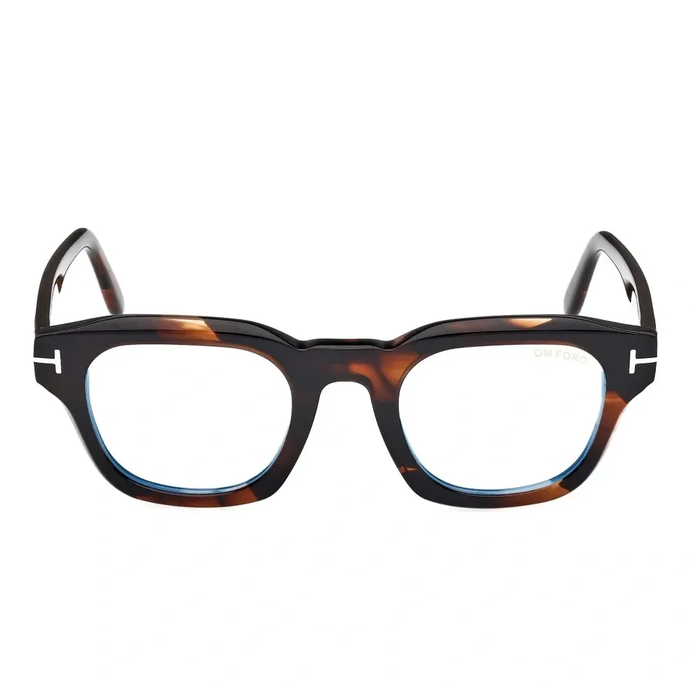 Очки в квадратной оправе