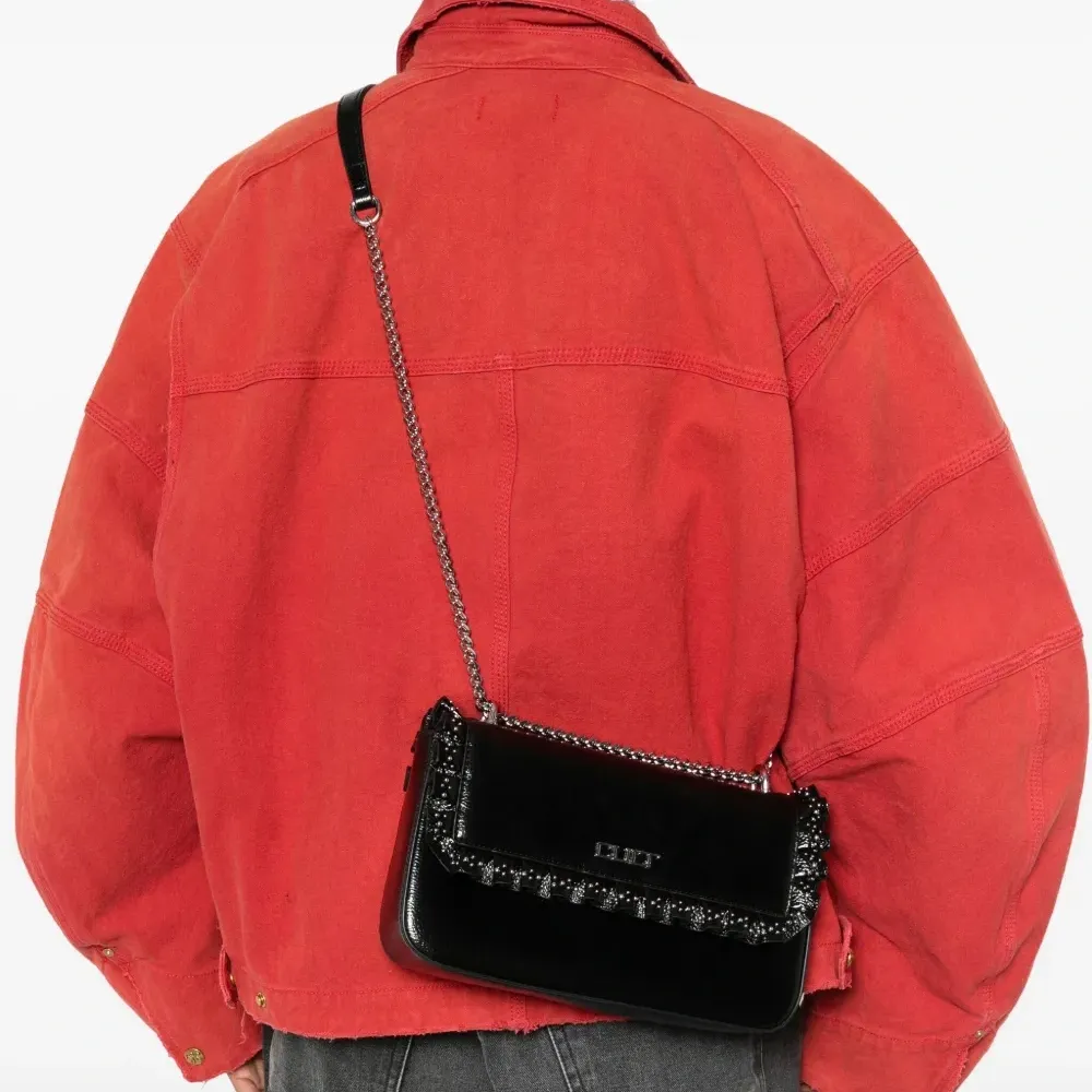 Сумка-сэтчел с оборками и заклёпками