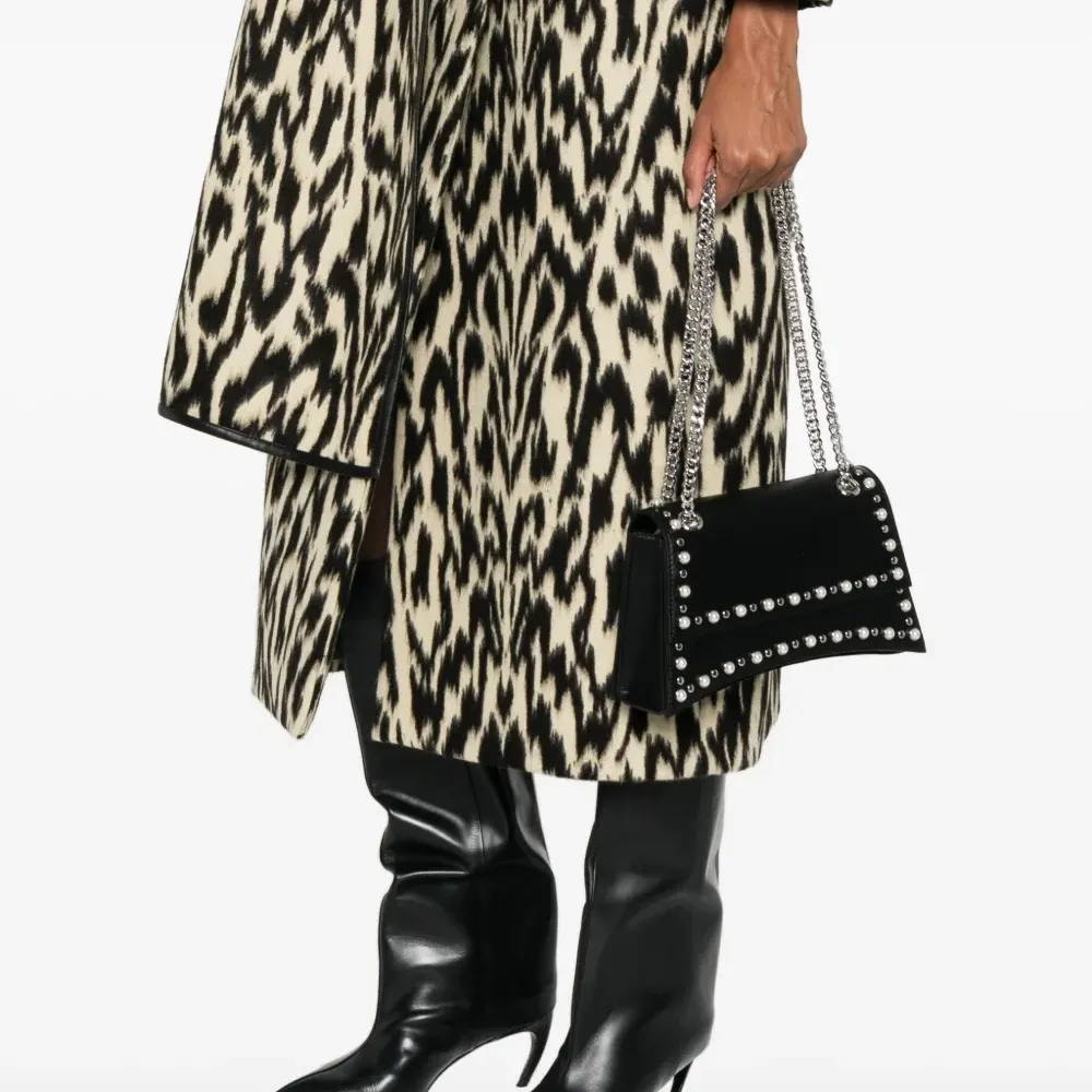 Сумка через плечо с цепочным ремешком и украшением из жемчуга