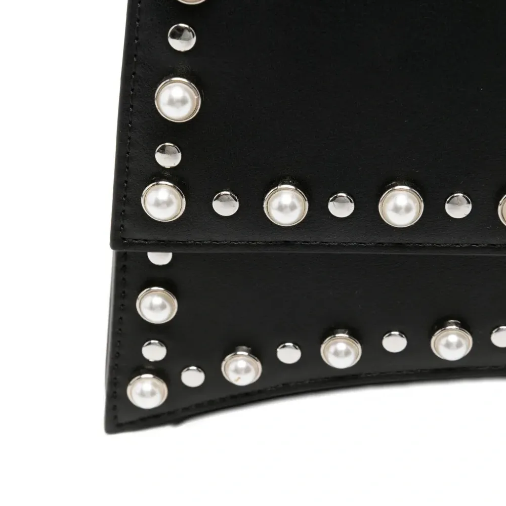 Сумка через плечо с цепочным ремешком и украшением из жемчуга