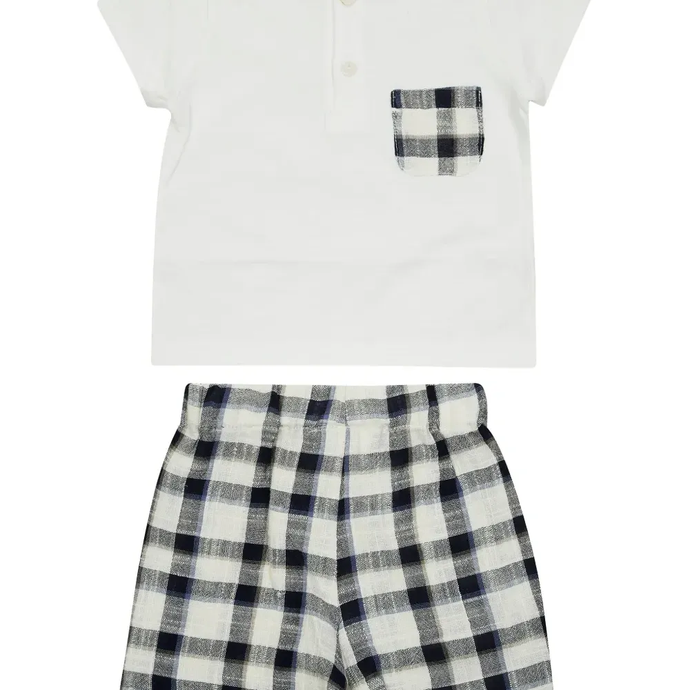 Клетчатая футболка и шорты