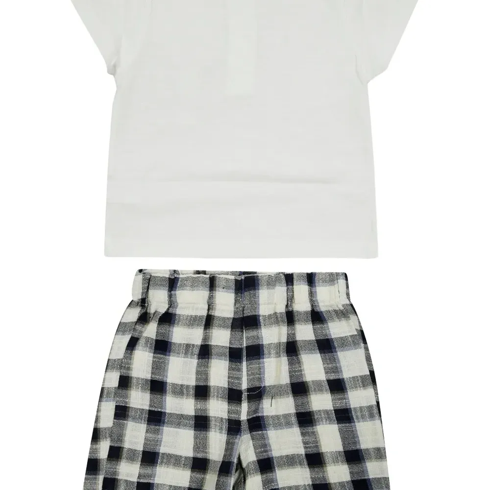 Клетчатая футболка и шорты