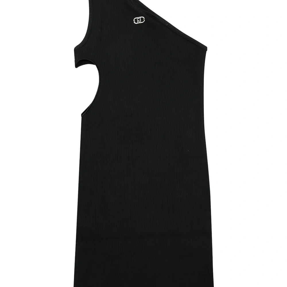 Платье в рубчик с асимметричными рукавами