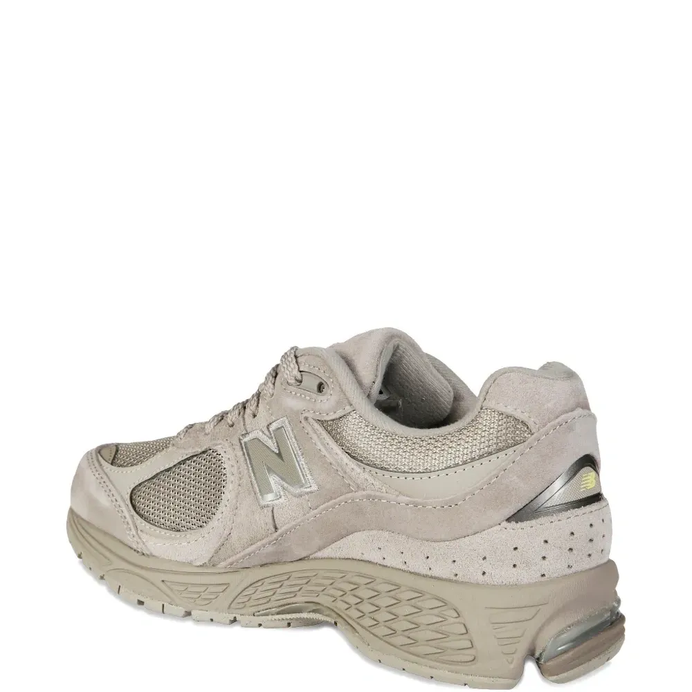 Кроссовки 2002R с нашивкой-логотипом