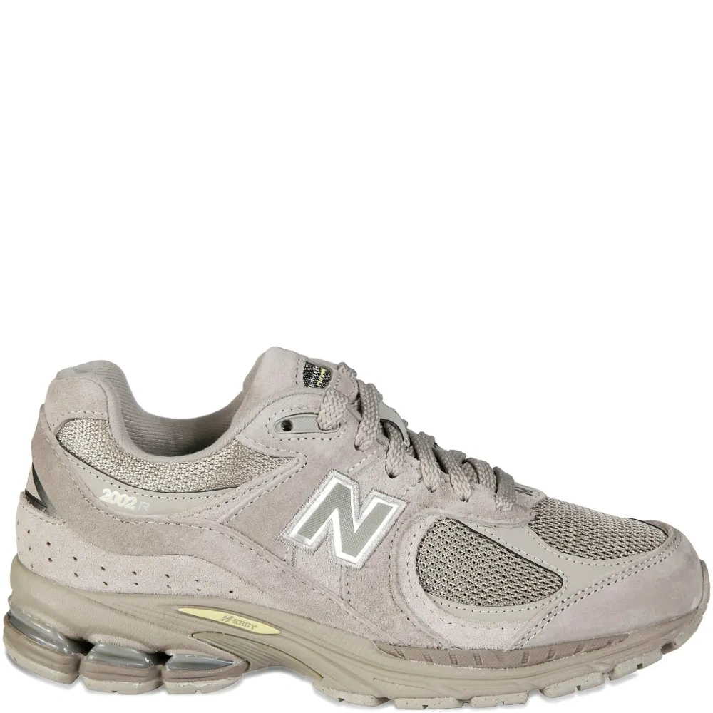 Кроссовки 2002R с нашивкой-логотипом