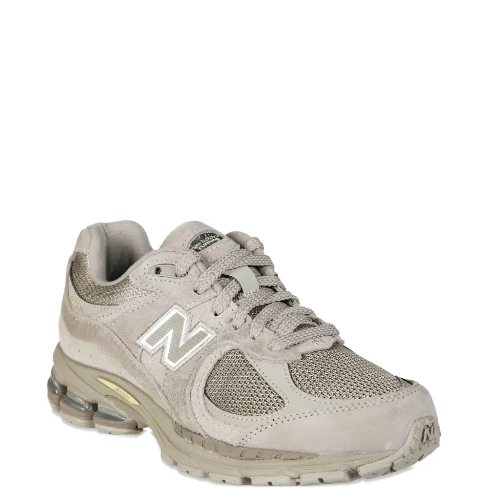 Кроссовки 2002R с нашивкой-логотипом