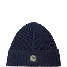 Шапка в рубчик с нашивкой-логотипом
