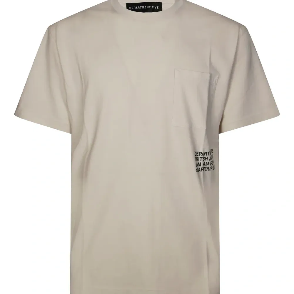 Футболка с логотипом на кармане