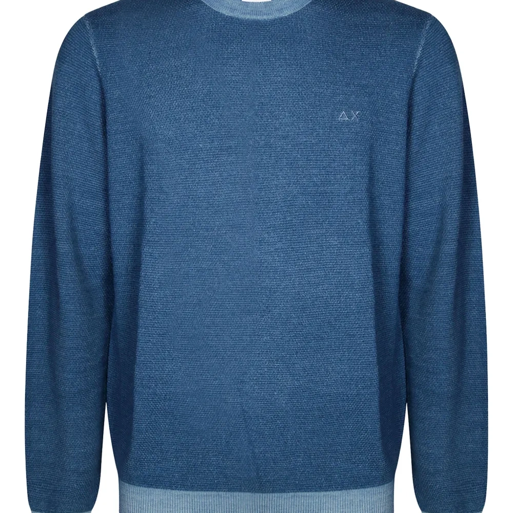 Свитер с вышитым логотипом