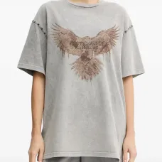 Футболка с принтом и украшением заклёпками