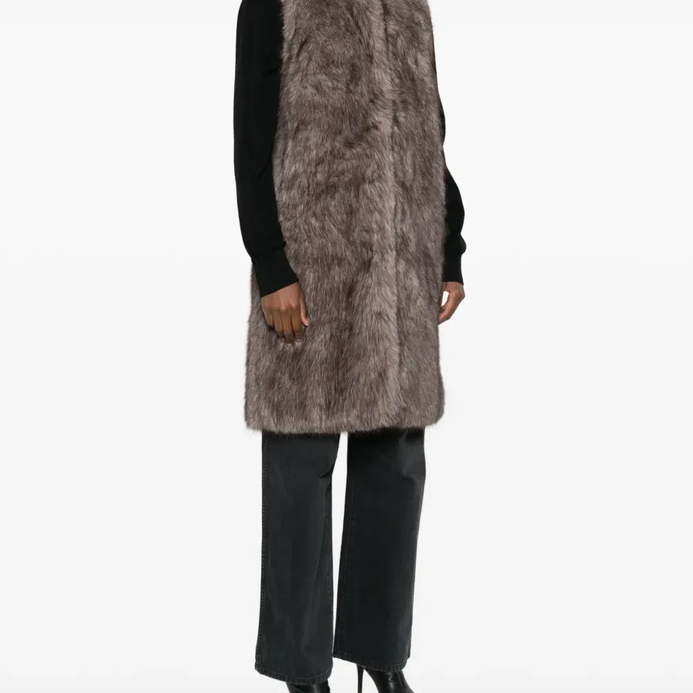 Жилет с капюшоном из искусственного меха Жилет с капюшоном из искусственного меха