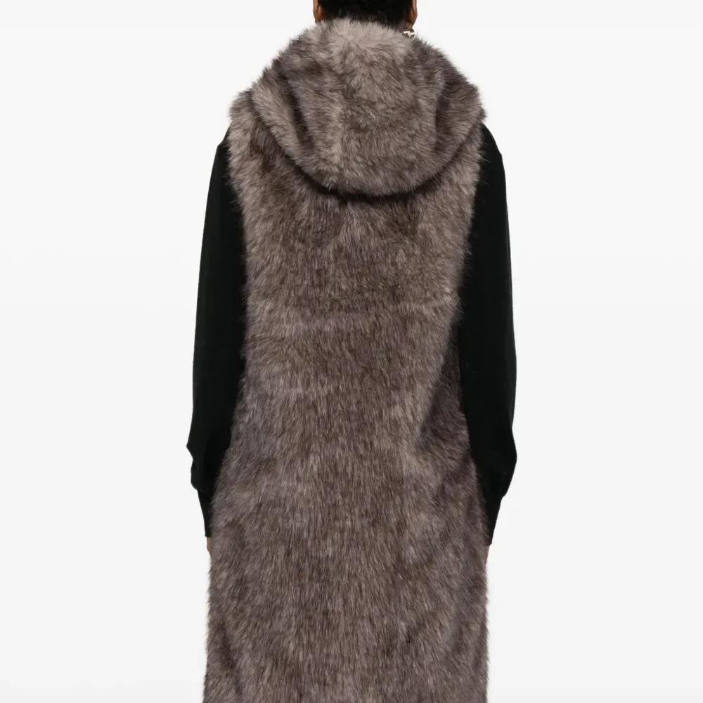 Жилет с капюшоном из искусственного меха Жилет с капюшоном из искусственного меха