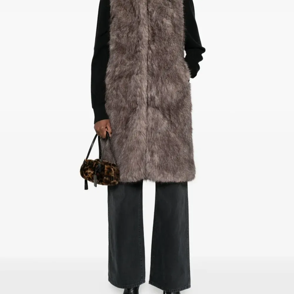 Жилет с капюшоном из искусственного меха Жилет с капюшоном из искусственного меха