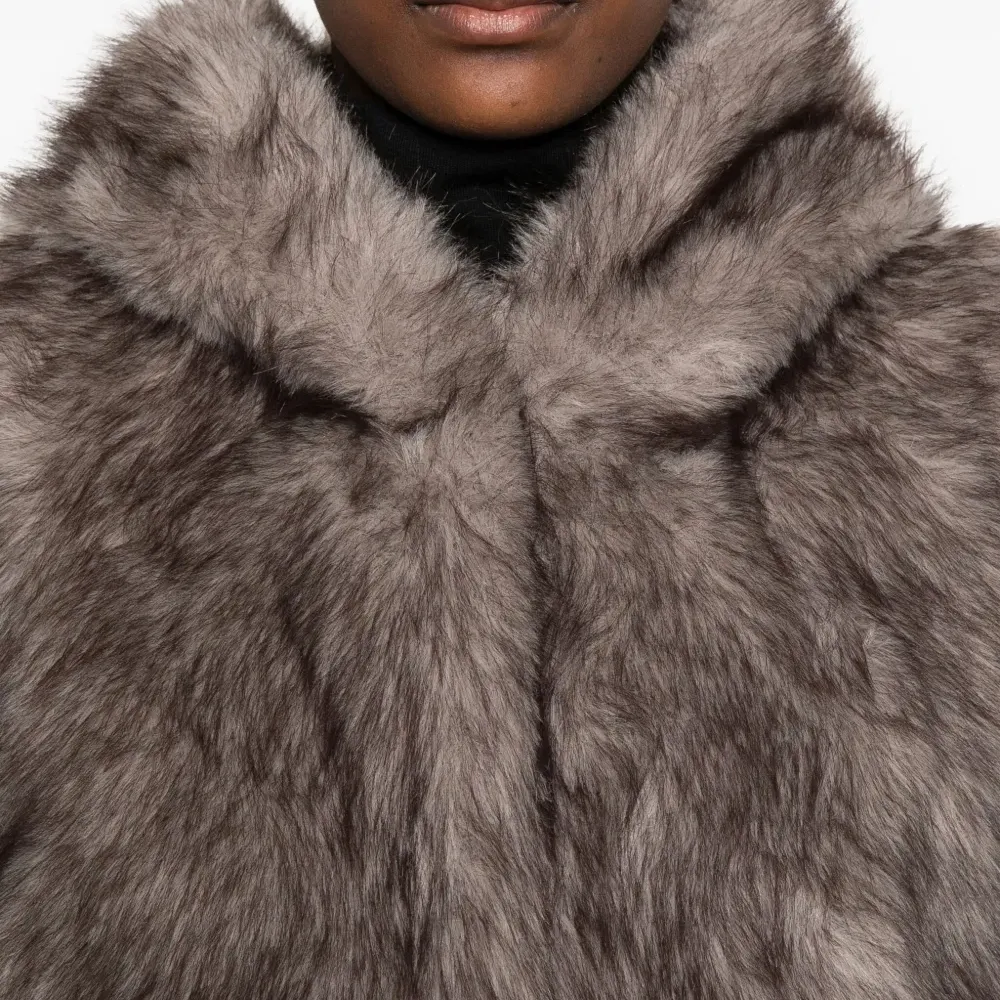 Жилет с капюшоном из искусственного меха Жилет с капюшоном из искусственного меха