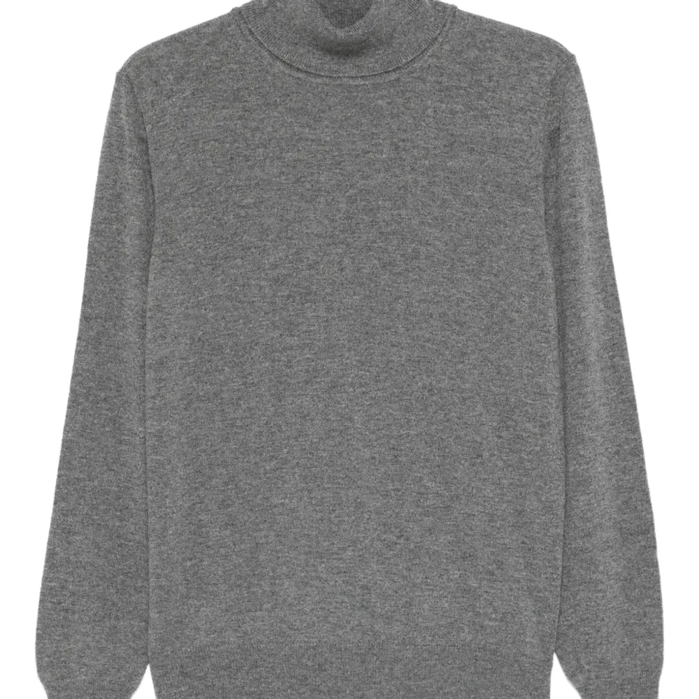 Свитер с высоким воротником