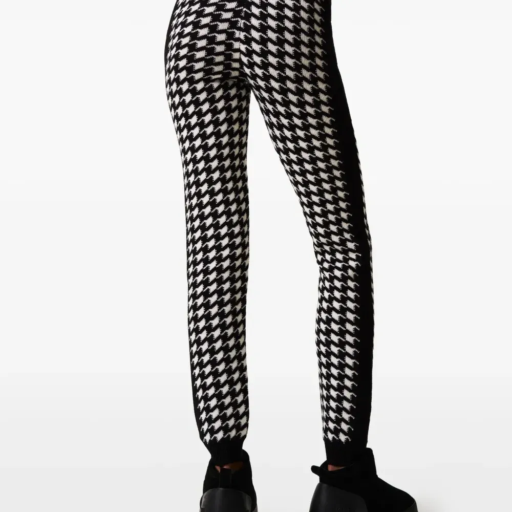 Брюки в ломаную клетку