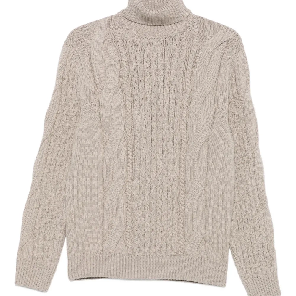 Свитер с воротником-роллом и косичками