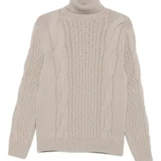 Свитер с воротником-роллом и косичками Свитер с воротником-роллом и косичками