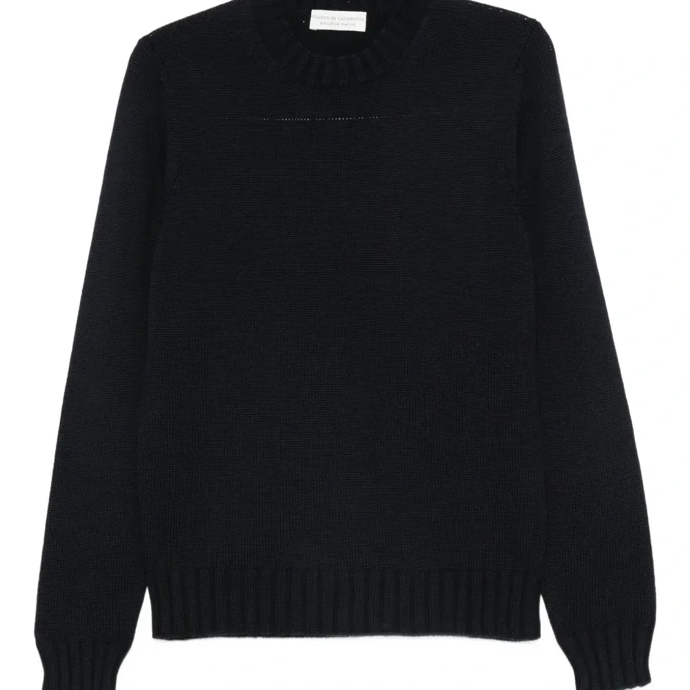 Свитер с круглым вырезом