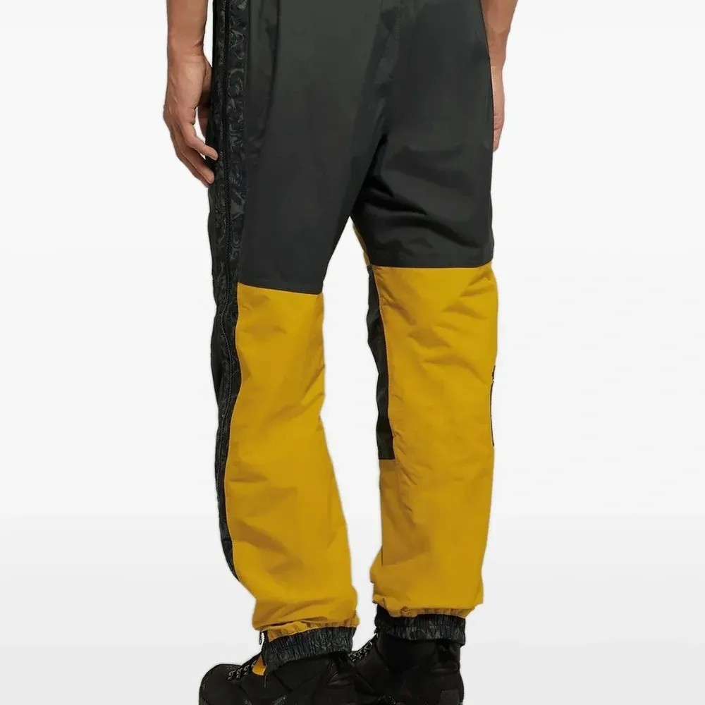 Спортивные брюки на эластичном поясе