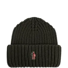 Шерстяная шапка в рубчик с нашивкой-логотипом