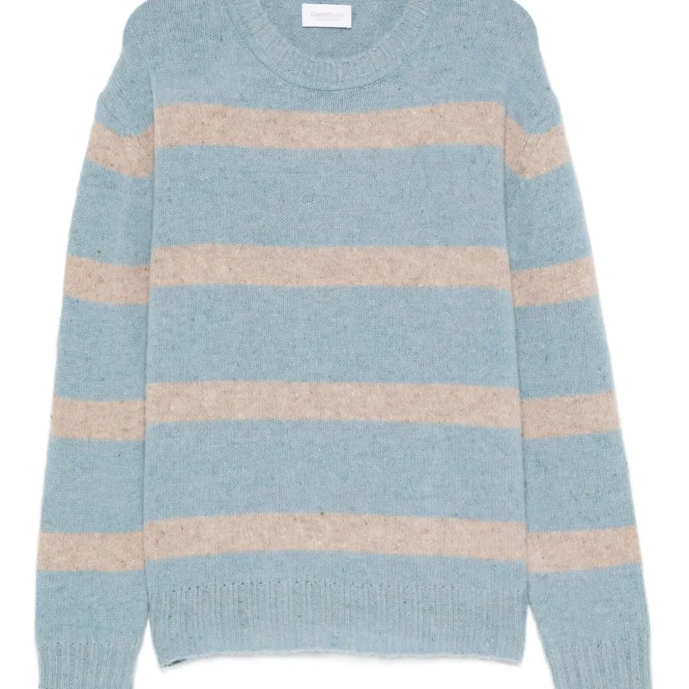 Полосатый свитер с круглым вырезом