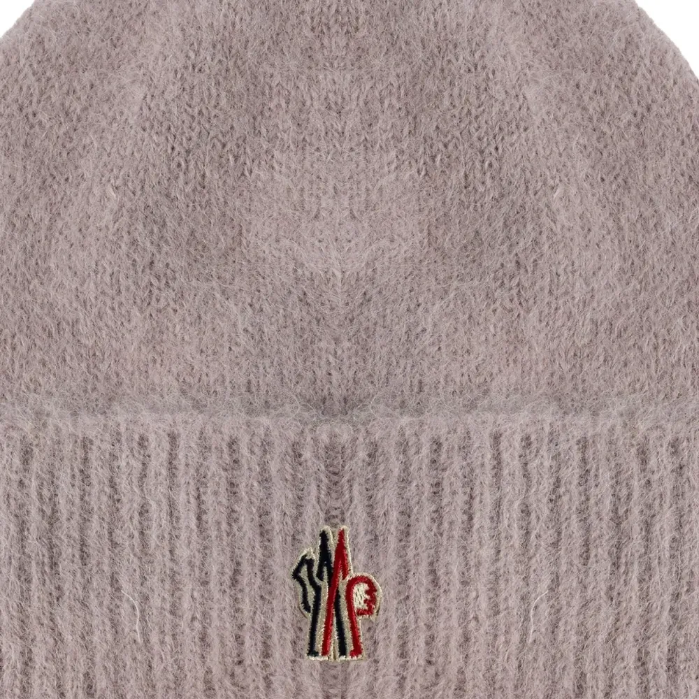 Вязаная шапка с логотипом