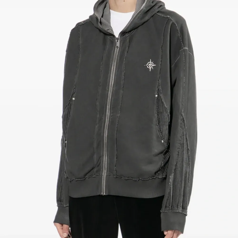 Худи с нашивкой