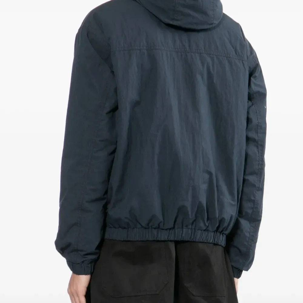 Куртка с тисненым логотипом Куртка с тисненым логотипом