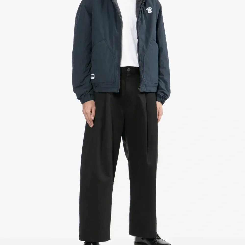 Куртка с тисненым логотипом Куртка с тисненым логотипом