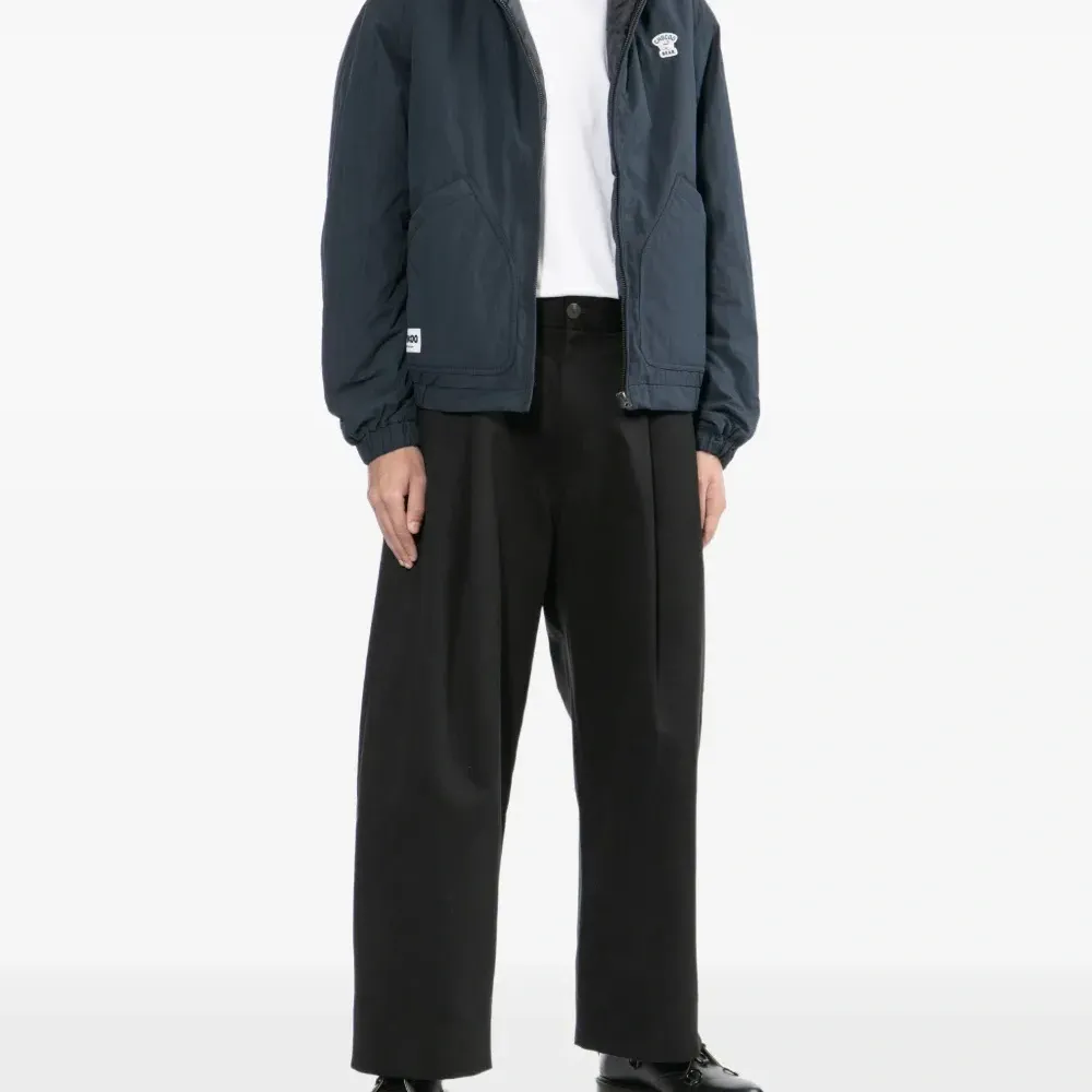 Куртка с тисненым логотипом Куртка с тисненым логотипом