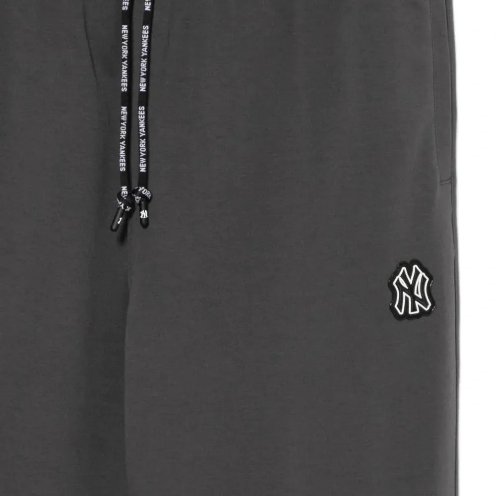 Брюки с тисненым логотипом