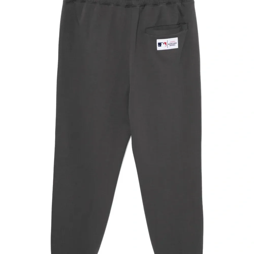 Брюки с тисненым логотипом